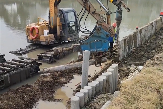 水泥樁批發廠家泓樺錦嘉-水泥仿木樁適合用于河道護坡嗎？